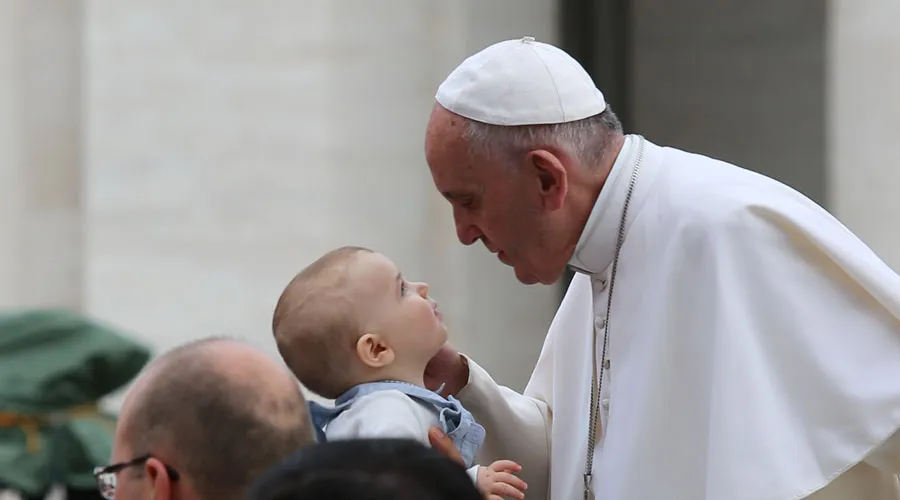 El Papa Francisco saluda a un pequeño en el Vaticano. Foto: Daniel Ibáñez (ACI Prensa)