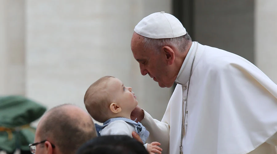 El Papa Francisco saluda a un pequeño en el Vaticano. Foto: Daniel Ibáñez (ACI Prensa)?w=200&h=150