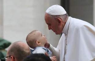 El Papa Francisco saluda a un pequeu00f1o en el Vaticano. Foto: Daniel Ibu00e1u00f1ez (ACI Prensa) 