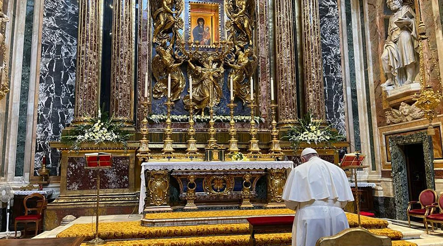 Papa Francisco ora en Santa María la mayor. Crédito: Vatican Media. ?w=200&h=150