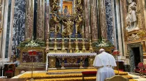 Papa Francisco ora en Santa María la mayor. Crédito: Vatican Media. 