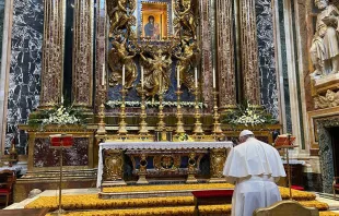 Papa Francisco ora en Santa María la mayor. Crédito: Vatican Media.  