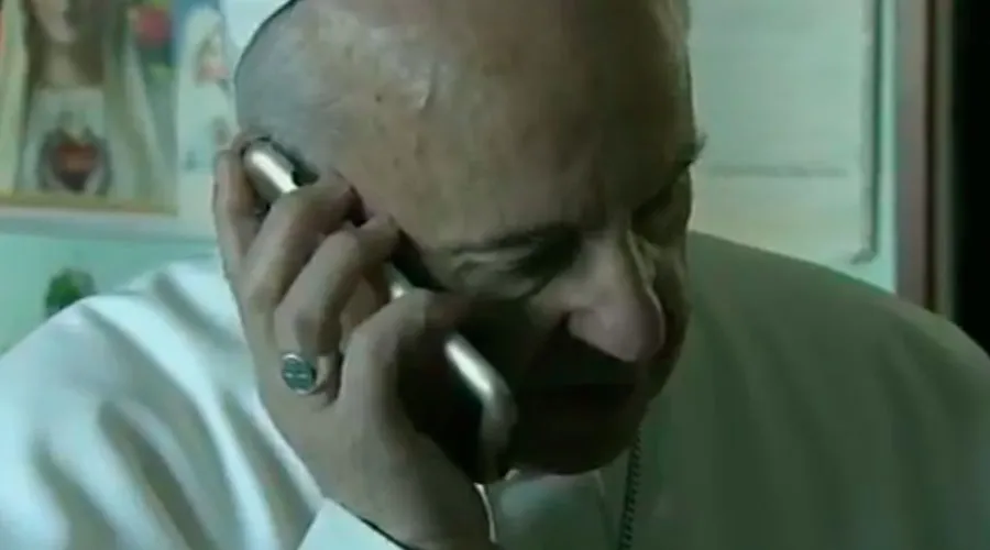 El Papa llama por teléfono a la dueña de casa que debió ausentarse de su vivienda en Milán. Captura video TV2000?w=200&h=150