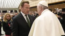 El Papa Francisco y Arnold Schwarzenegger en el Vaticano / Foto: L´Osservatore Romano