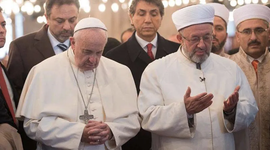 El Papa Francisco en la Mezquita Azul durante su viaje a Turquía. Foto: Vatican Media