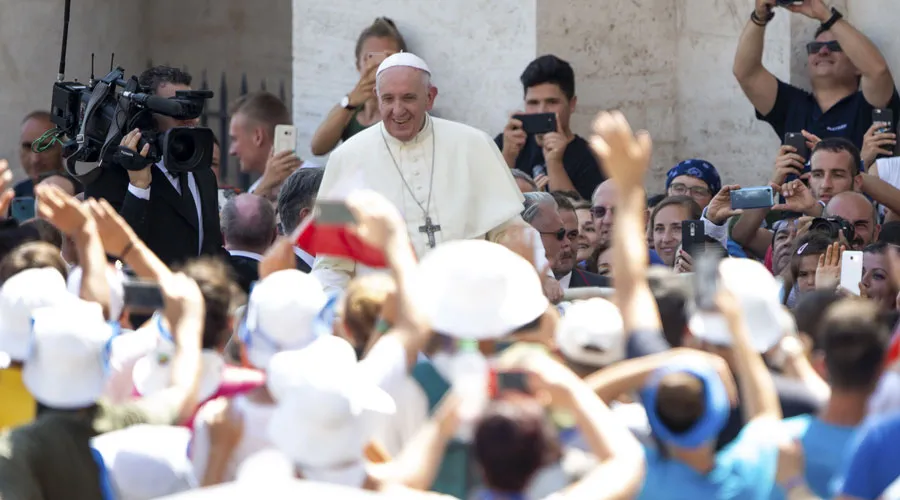 El Papa Francisco en un encuentro con jóvenes en la Plaza de San Pedro. Foto: Daniel Ibáñez / ACI Prensa?w=200&h=150