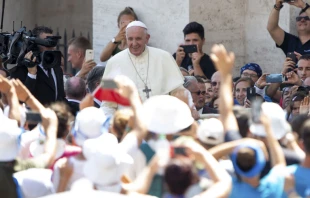 El Papa Francisco en un encuentro con ju00f3venes en la Plaza de San Pedro. Foto: Daniel Ibu00e1u00f1ez / ACI Prensa 