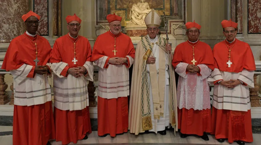 El Papa Francisco y los 5 nuevos cardenales de la Iglesia. Foto: L'Osservatore Romano?w=200&h=150