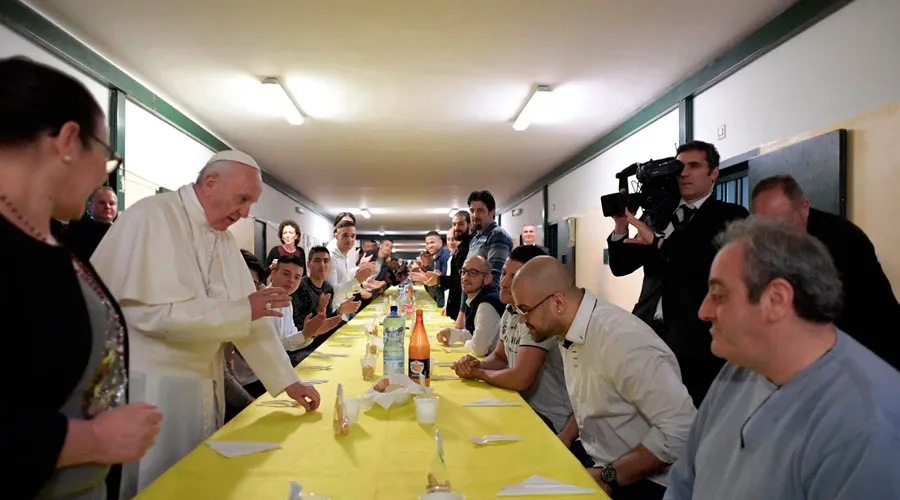 El Papa Francisco almuerza con los presos de una cárcel de Milán. Foto: L'Osservatore Romano?w=200&h=150