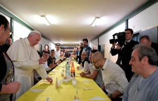 El Papa Francisco almuerza con los presos de una cu00e1rcel de Milu00e1n. Foto: L'Osservatore Romano 
