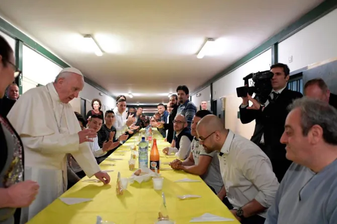 El Papa Francisco visita a presos y descansa en cárcel de Milán