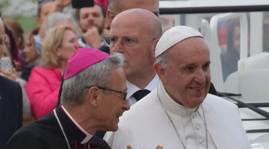 El Papa Francisco acompañado de un obispo. Foto: Marco Mancini (ACI Prensa)