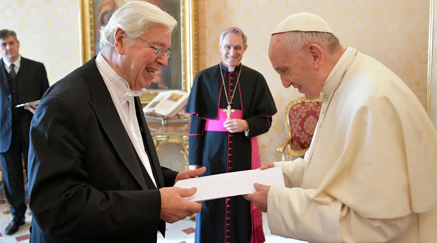El embajador de Uruguay entrega sus credenciales al Papa. Foto: L'Osservatore Romano?w=200&h=150