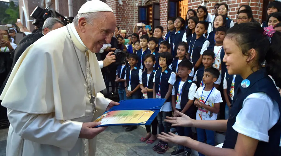 El Papa Francisco recibe un regalo de unos niños. Foto: L'Osservatore Romano