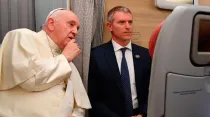 El Papa Francisco y Matteo Bruni, director de la Oficina de Prensa del Vaticano. Crédito: Vatican Media