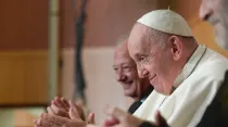 El Papa Francisco participó a un encuentro con los jóvenes de Scholas, 25 de mayo, en el Auditorio Augustinianum. Crédito: Vatican Media