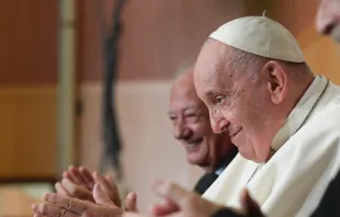El Papa Francisco participó a un encuentro con los jóvenes de Scholas, 25 de mayo, en el Auditorio Augustinianum. Crédito: Vatican Media 