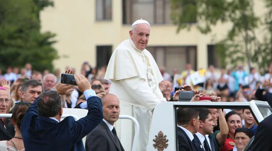 Papa Francisco en el papamóvil durante uno de sus viajes. Foto: Daniel Ibañez / ACIPrensa ?w=200&h=150