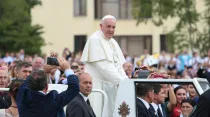 Papa Francisco en el papamóvil durante uno de sus viajes. Foto: Daniel Ibañez / ACIPrensa 