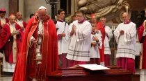 El Papa Francisco en el funeral del Cardenal Ivan Dias, Prefecto Emérito de la Congregación para la Evangelización de los Pueblos (2017) / Crédito: Daniel Ibañez (ACI Prensa) 