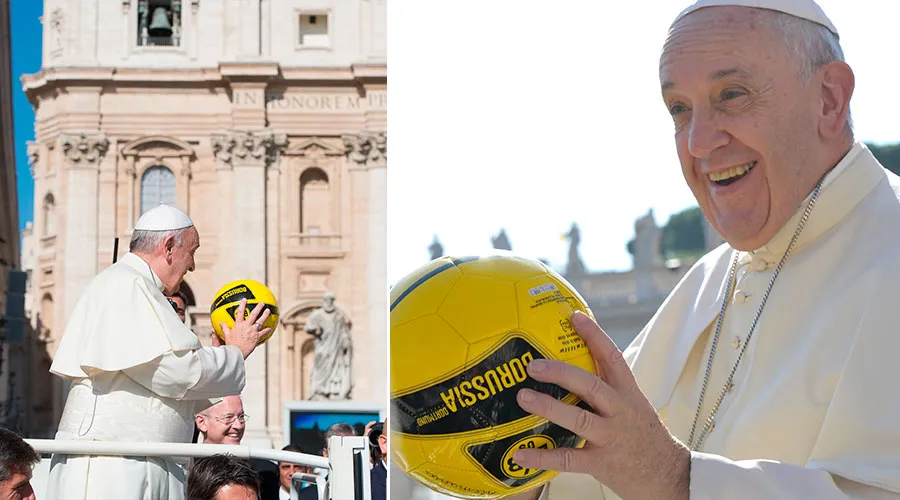 El Papa Francisco sostiene un balón de fútbol en la Plaza de San Pedro durante la audiencia general del 26 de agosto de 2015 | Crédito: Vatican News