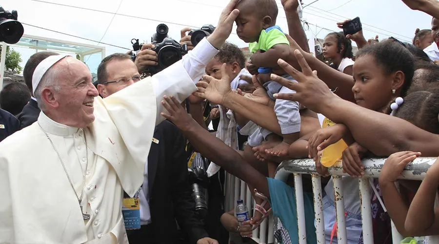 El Papa saluda a la gente en Colombia / Foto: José Miguel Gómez (Conferencia Episcopal Colombiana)?w=200&h=150