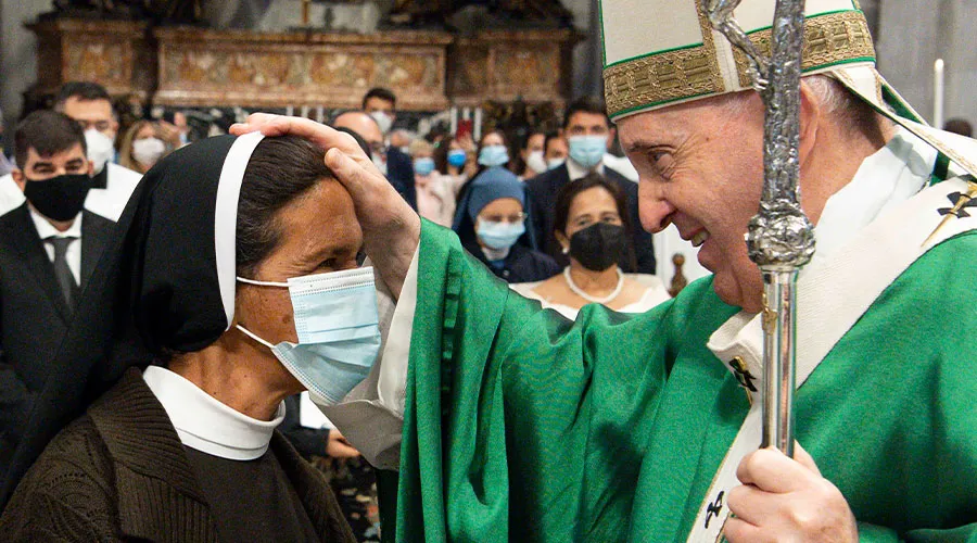 El Papa saluda en el Vaticano a religiosa liberada tras 4 años de secuestro