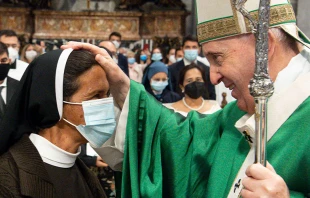 Papa Francisco saludando a Sor  Gloria Narvu00e1ez en el Vaticano, el 10 de octubre de 2021 / Cru00e9dito: Vatican Media 