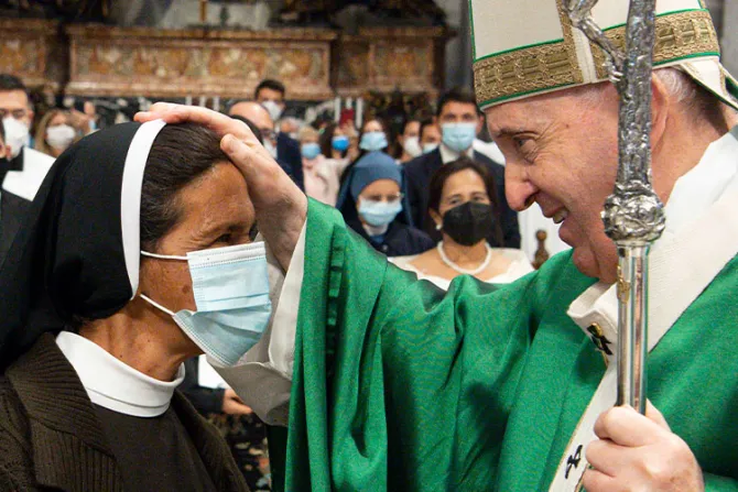 El Papa saluda en el Vaticano a religiosa liberada tras 4 años de secuestro