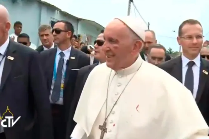 VIDEO: El Papa Francisco sufre golpe en el rostro por accidente en Cartagena
