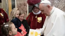 El Papa Francisco recibe a Guardia Suiza con sus familias. Foto: Vatican Media