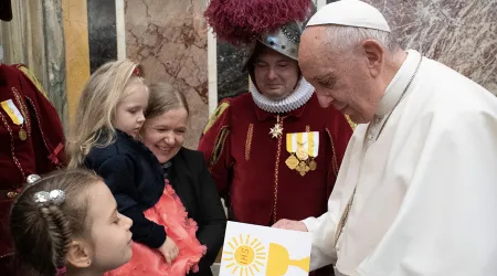 Papa Francisco pide a Guardia Suiza ser testigos de Cristo resucitado