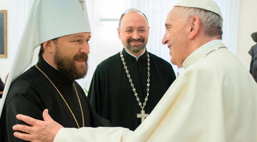 El Metropolita Hilarion junto al Papa Francisco en la Casa Santa Marta. Foto: L'Osservatore Romano?w=200&h=150