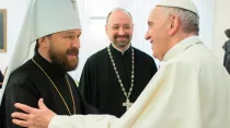 El Metropolita Hilarion junto al Papa Francisco en la Casa Santa Marta. Foto: L'Osservatore Romano