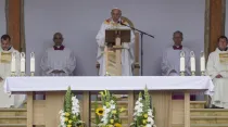 El Papa Francisco en la Misa del Santuario Sumuleu Ciuc de Rumanía. Foto: Andrea Gagliarduci / ACI
