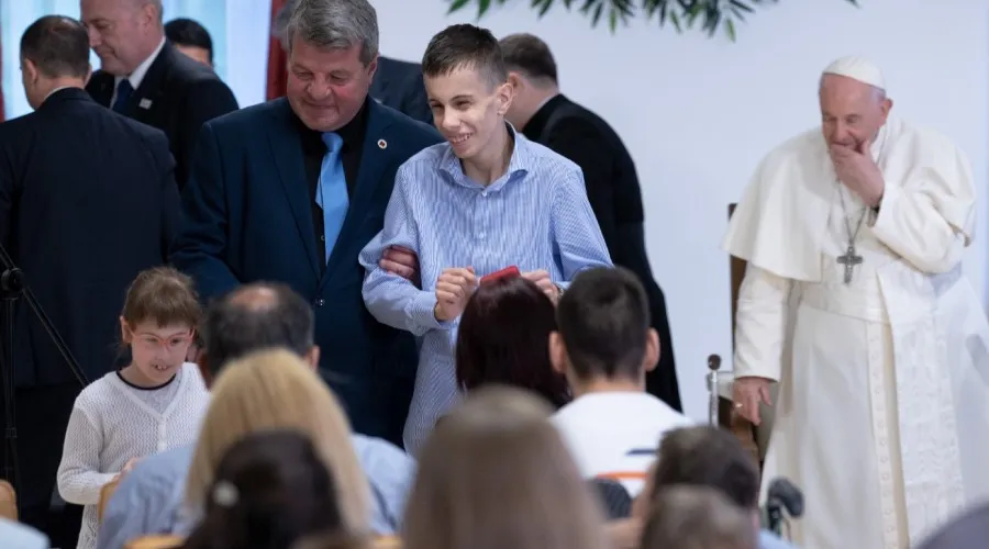 El Papa visita el centro para niños ciegos abierto por la “Madre Teresa de Hungría” 