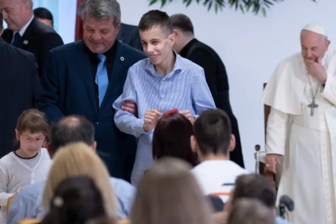 El Papa visita el centro para niños ciegos abierto por la “Madre Teresa de Hungría” 