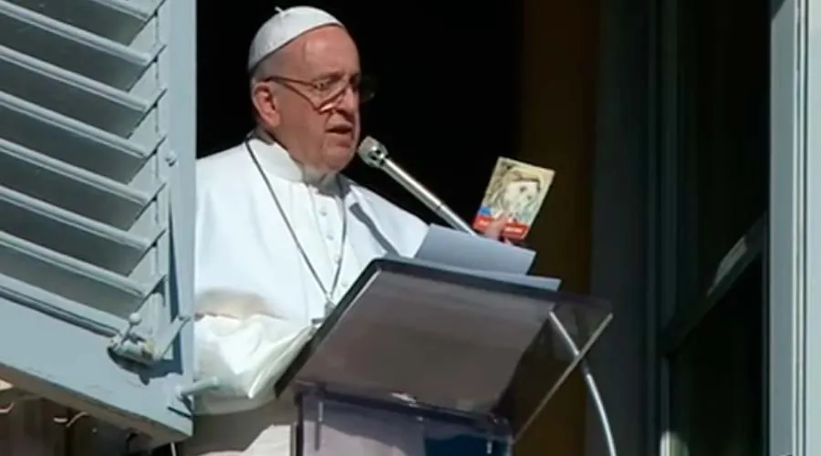 El Papa Francisco muestra el libro "Icono de Misericordia" / Foto: Captura de video (Youtube)