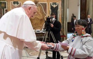 El Papa Francisco se reuniu00f3 con delegaciones de pueblos indu00edgenas de Canadu00e1 el 1 de abril de 2022. Cru00e9dito: Vatican Media 
