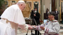 El Papa Francisco se reunió con delegaciones de pueblos indígenas de Canadá el 1 de abril de 2022. Crédito: Vatican Media