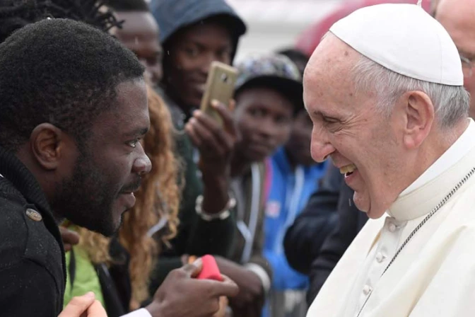 El Papa pide a las universidades católicas promover materias sobre la inmigración 