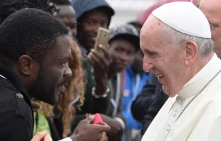 El Papa saluda a un inmigrante durante su reciente viaje a Bologna. Foto: L'Osservatore Romano 