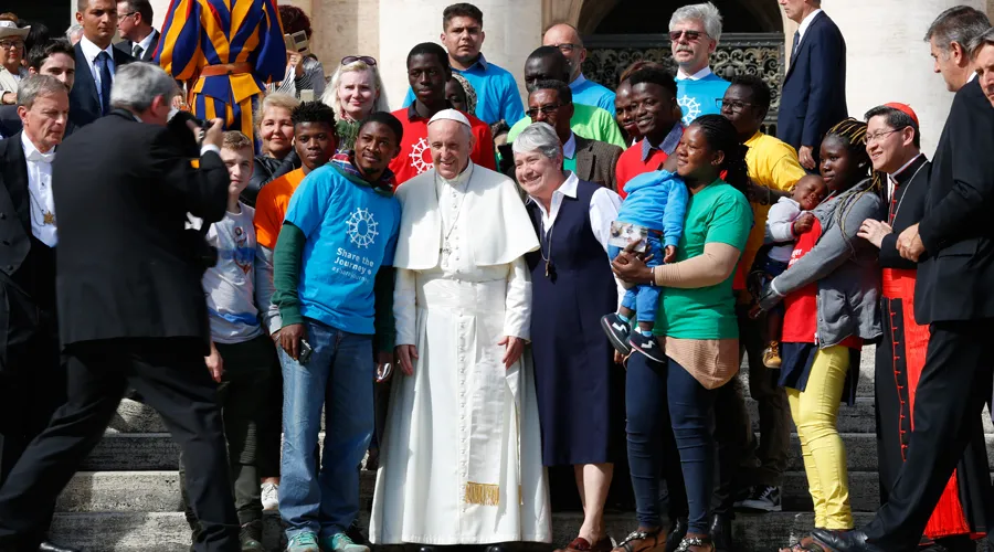 El Papa se hace una foto con algunos inmigrantes en la Plaza de San Pedro. Foto: Daniel Ibáñez / ACI Prensa?w=200&h=150