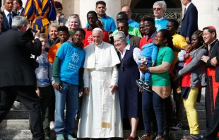 El Papa se hace una foto con algunos inmigrantes en la Plaza de San Pedro. Foto: Daniel Ibu00e1u00f1ez / ACI Prensa 