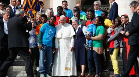 El Papa lanza campaña pro inmigrantes de Cáritas y pide acogerlos con los brazos abiertos