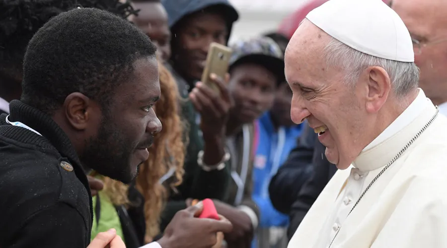 El Papa saluda a un inmigrante en Bologna en 2017. Crédito: Vatican Media