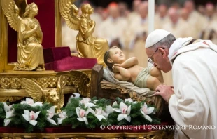 Papa Francisco besa al niu00f1o Jesu00fas en la Misa de Navidad de 2013. Foto: L'Osservatore Romano. 