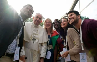 Papa Francisco junto a ju00f3venes empresarios durante su viaje a Asu00eds el 24 de septiembre de 2022. Cru00e9dito: Vatican Media 