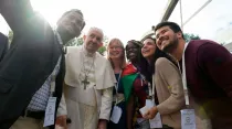Papa Francisco junto a jóvenes empresarios durante su viaje a Asís el 24 de septiembre de 2022. Crédito: Vatican Media