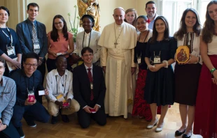 El Papa Francisco con los ju00f3venes con quienes almorzu00f3 en la JMJ Cracovia 2016 / Foto: L'Osservatore Romano 